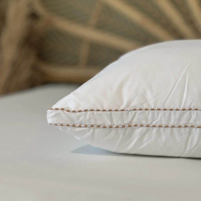 نمای نزدیک از بالش مدل کلودیا برند اتللو