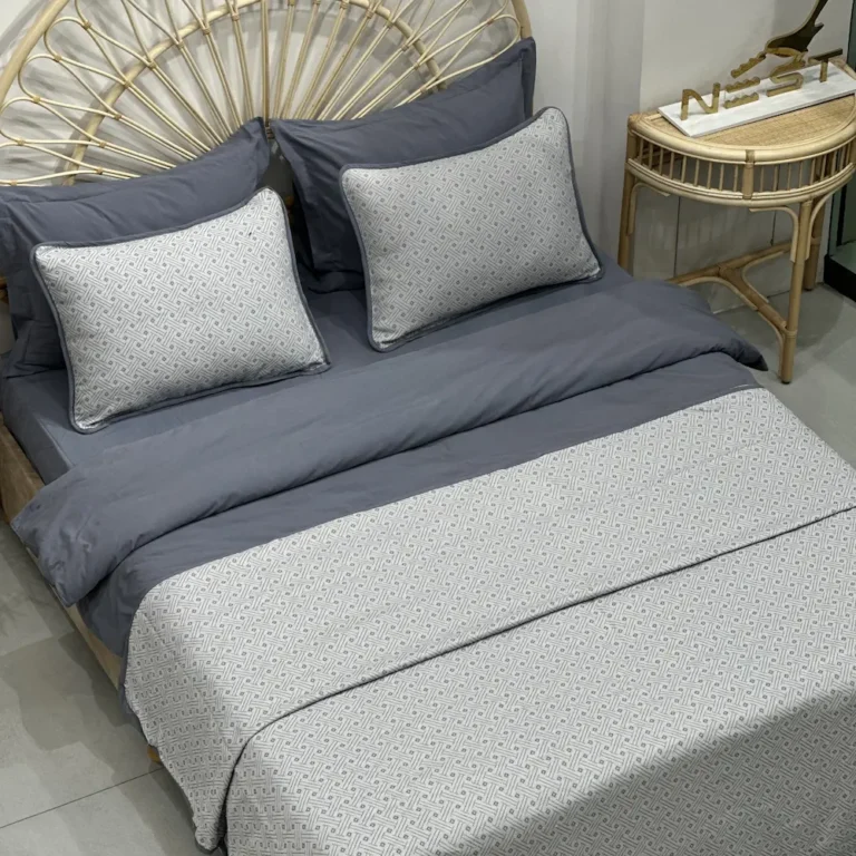 چیدمان تخت با سرویس ملحفه شاهسر مدل سیلوانو رنگ طوسی