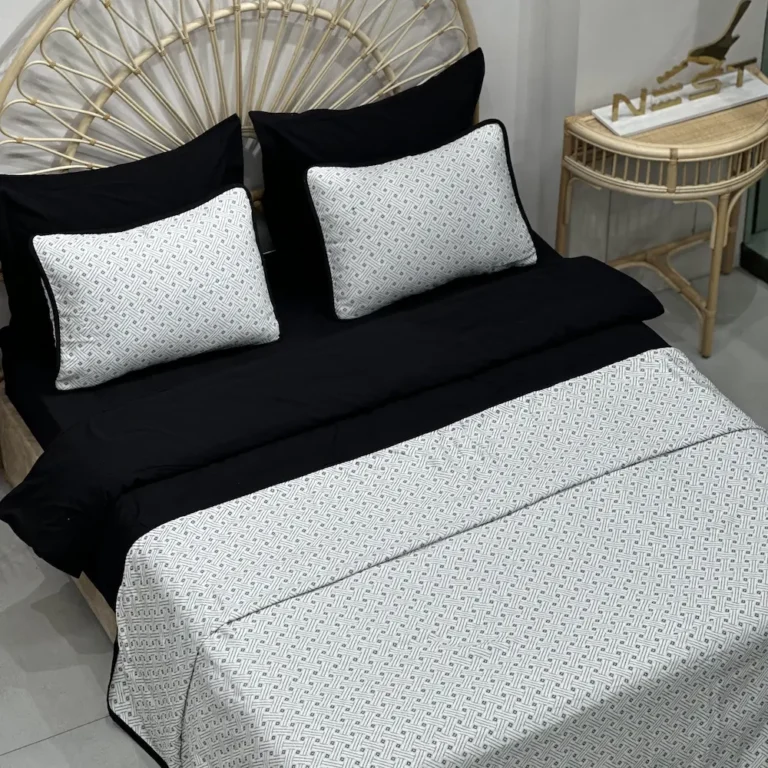 چیدمان تخت با سرویس ملحفه شاهسر مدل سیلوانو رنگ مشکی