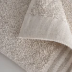 نمای نزدیک از حوله دست و صورت اکوکتان مدل رایسا سایز 90*50